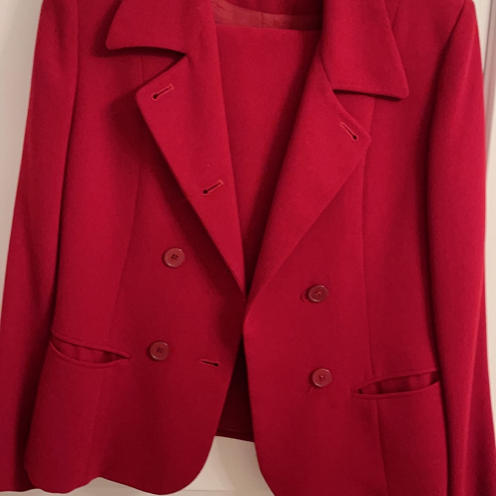 Skirt suit